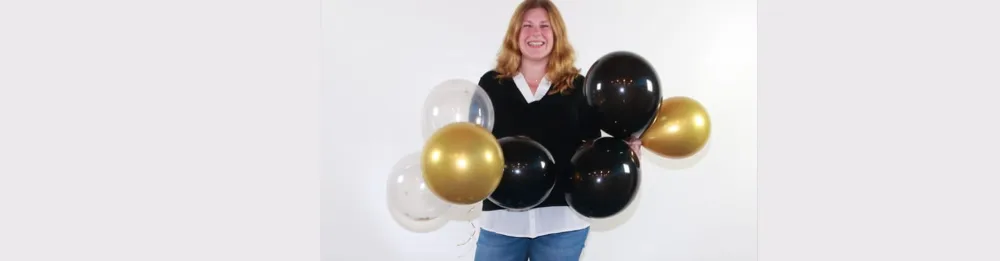 Olga Jantz met feestelijke ballonnen: spreker met positiviteit en humor.